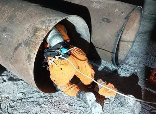 Após 16 dias, trabalhadores são retirados de túnel que desabou na Índia