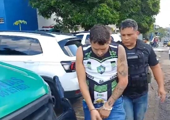 Homem é preso enquanto fazia segurança de 'boca de fumo' em Manaus - Foto: Reprodução/TV Norte Amazonas