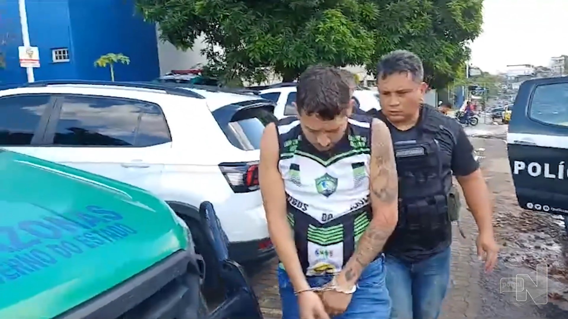 Homem é preso enquanto fazia segurança de 'boca de fumo' em Manaus - Foto: Reprodução/TV Norte Amazonas