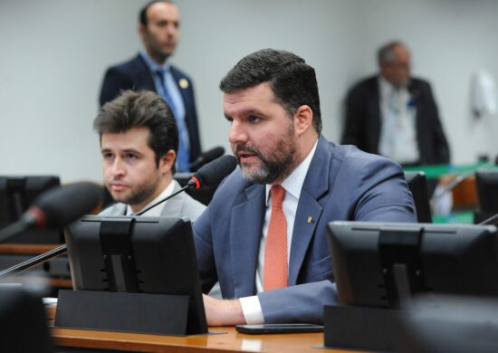 Deputado Pedro Lupion durante a votação de propostas na comissão - Billy Boss/Câmara dos Deputados