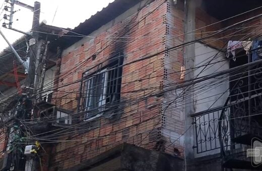 Incêndio destrói residência em beco no Bairro Compensa, em Manaus – Foto: Reprodução/TV Norte Amazonas