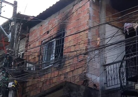 Incêndio destrói residência em beco no Bairro Compensa, em Manaus – Foto: Reprodução/TV Norte Amazonas