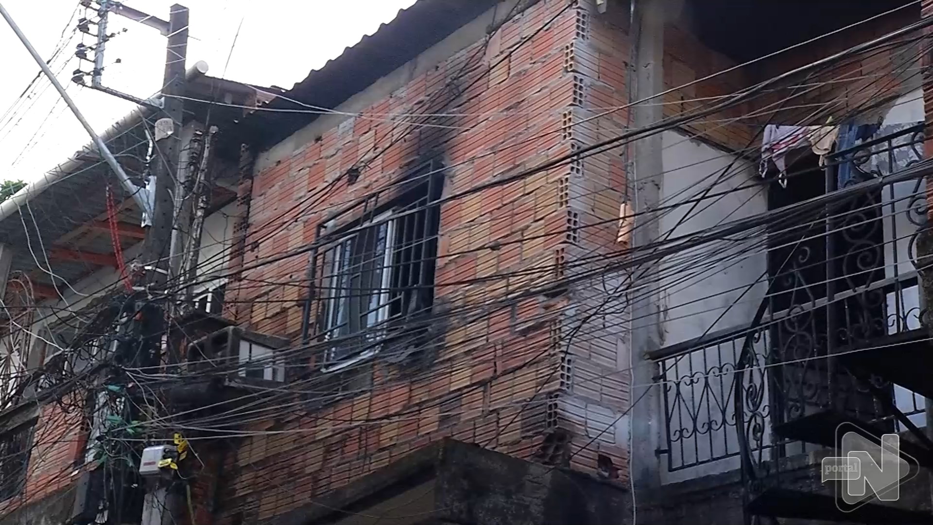 Incêndio destrói residência em beco no Bairro Compensa, em Manaus – Foto: Reprodução/TV Norte Amazonas