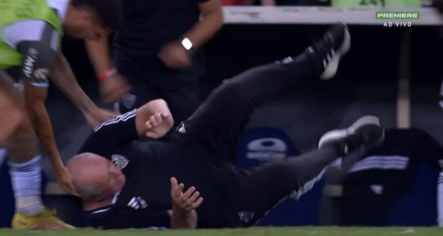 O técnico Felipão cai em comemoração de gol sobre o Flamengo - Foto: Reprodução/X Premiere/@futebol_info