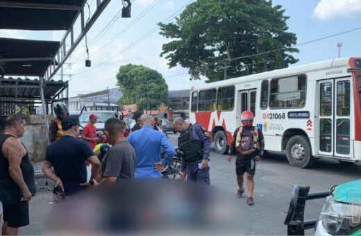 Suposto assaltante é agredido por populares na Zona Leste de Manaus – Foto: Reprodução/TV Norte Amazonas