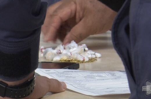 Homem é preso suspeito de vender drogas em via pública de Manaus – Foto: Reprodução/TV Norte Amazonas