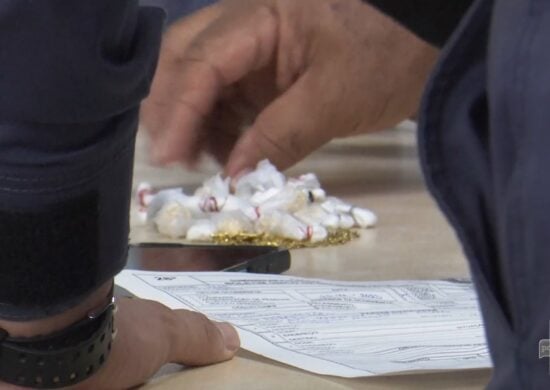 Homem é preso suspeito de vender drogas em via pública de Manaus – Foto: Reprodução/TV Norte Amazonas