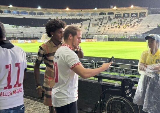 No estádio do Vasco, Talles Magno posou para fotos com torcedores - Foto: Bruno Vilafranca/Portal Norte