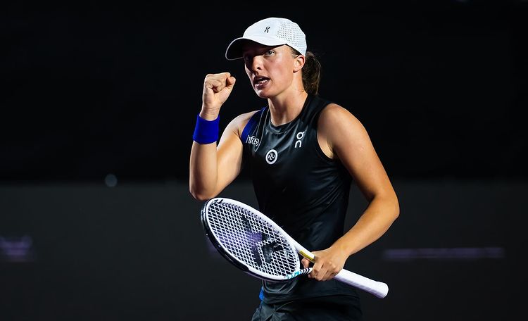 Tênis: Iga Swiatek vence WTA Finals e retorna ao topo do ranking