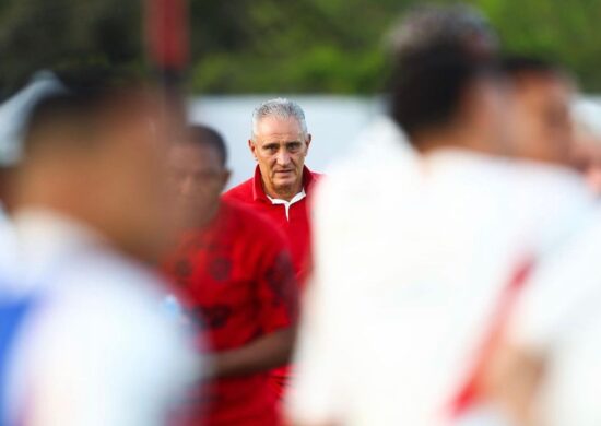 Tite observa jogadores durante treino do Flamengo - Foto: Reprodução/Gilvan de Souza / CRF