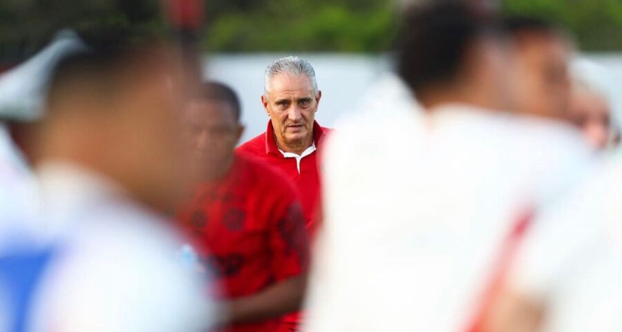 Tite observa jogadores durante treino do Flamengo - Foto: Reprodução/Gilvan de Souza / CRF