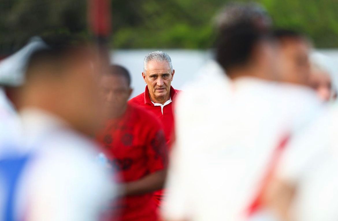 Tite observa jogadores durante treino do Flamengo - Foto: Reprodução/Gilvan de Souza / CRF