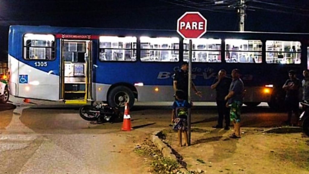 Motoboy avança preferencial e é atingido por ônibus em Boa Vista