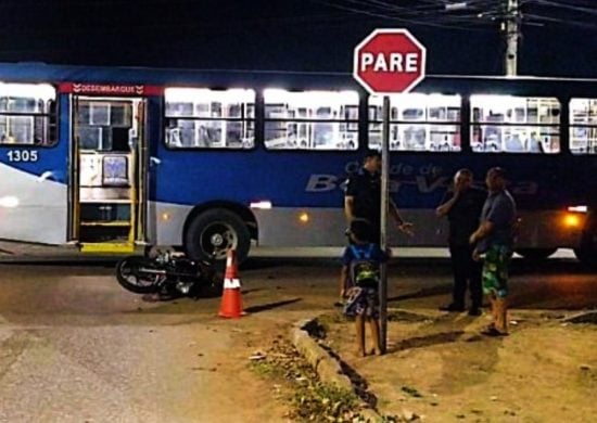 Motoboy avança preferencial e é atingido por ônibus em Boa Vista