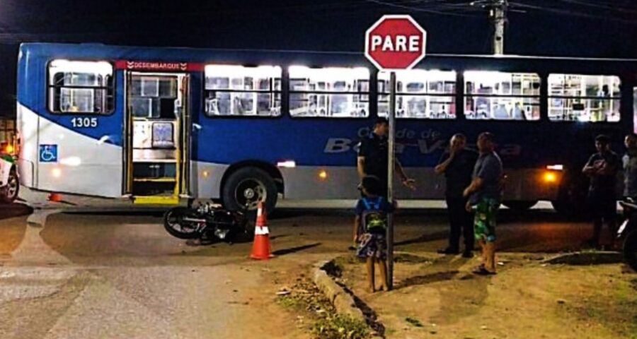 Motoboy avança preferencial e é atingido por ônibus em Boa Vista