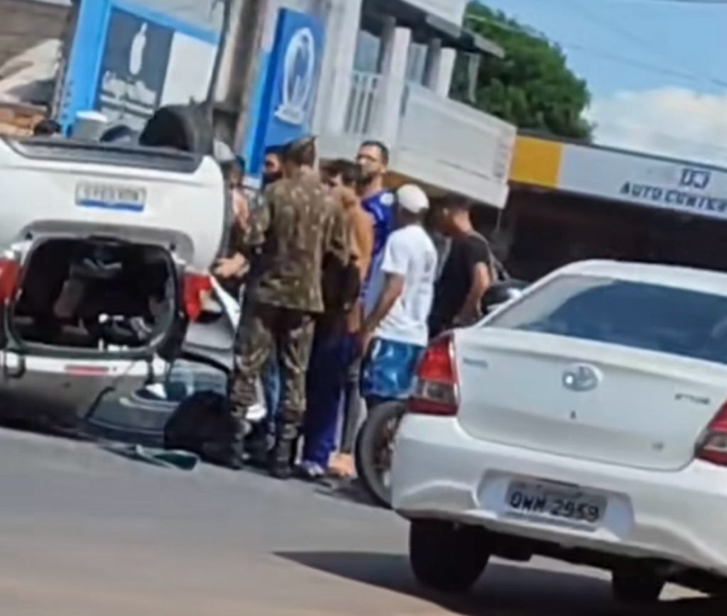 Acidente entre dois veículos resulta em capotamento em Boa Vista