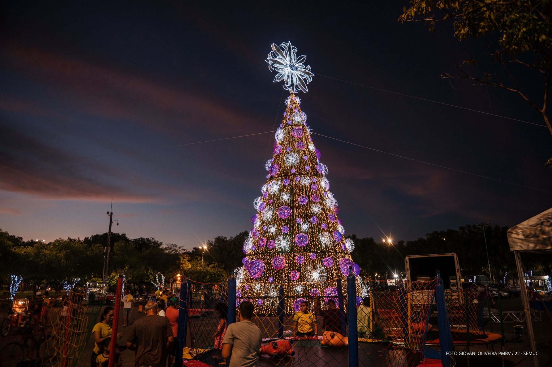 Árvores de natal gigantes são tradicionais em Boa Vista - Foto: Semuc/PMBV