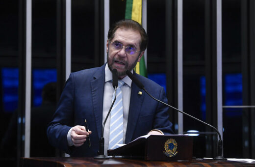 Em discurso, à tribuna do Plenário, senador Plínio Valério (PSDB-AM) - Foto: Jefferson Rudy/Agência Senado