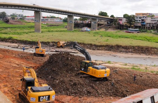 desassoreamento dos igarapés ajuda a evitar enchentes e alagações - Foto: Divulgação/Semcom
