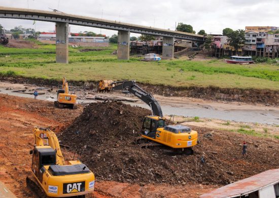 desassoreamento dos igarapés ajuda a evitar enchentes e alagações - Foto: Divulgação/Semcom