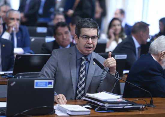 À bancada, em pronunciamento, senador Randolfe Rodrigues - Foto: Edilson Rodrigues/Agência Senado