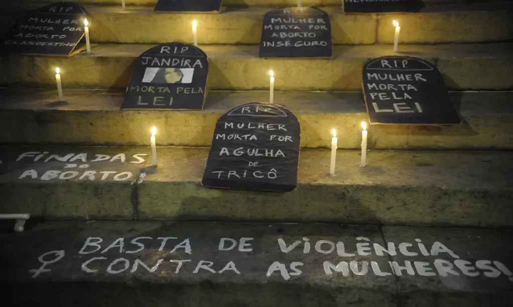 Feminicídios estão relacionados com a pandemia da Covid-19 e a política - Foto: Agência Brasil