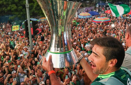 Abel Ferreira expressa cansaço e incerteza sobre sua permanência, enquanto o Al-Sadd, do Catar, manifesta interesse em torná-lo o treinador mais bem pago do mundo - Foto: Reprodução/abio Menotti/Palmeiras/by Canon