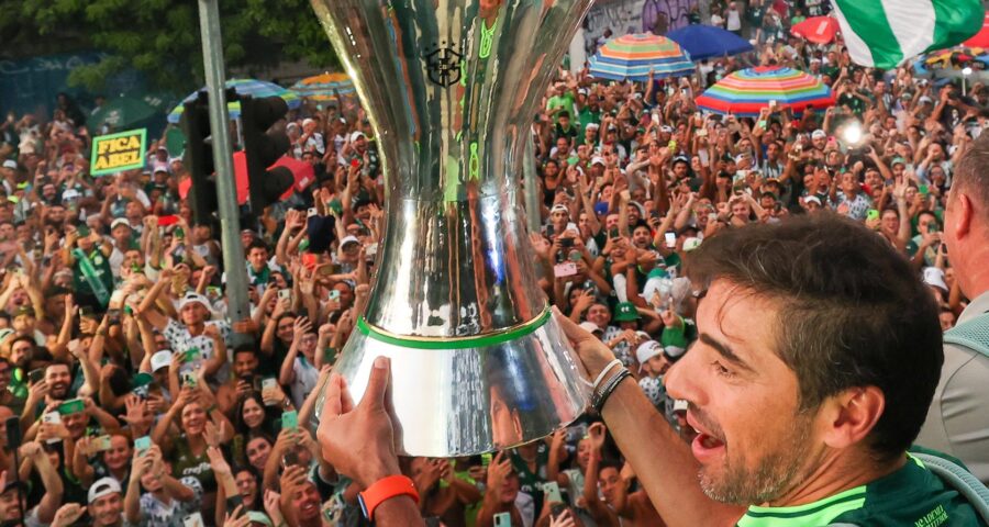 Abel Ferreira expressa cansaço e incerteza sobre sua permanência, enquanto o Al-Sadd, do Catar, manifesta interesse em torná-lo o treinador mais bem pago do mundo - Foto: Reprodução/abio Menotti/Palmeiras/by Canon