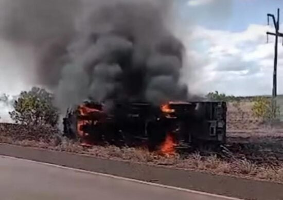 Caminhão do Exército tomba e pega fogo em rodovia de Roraima