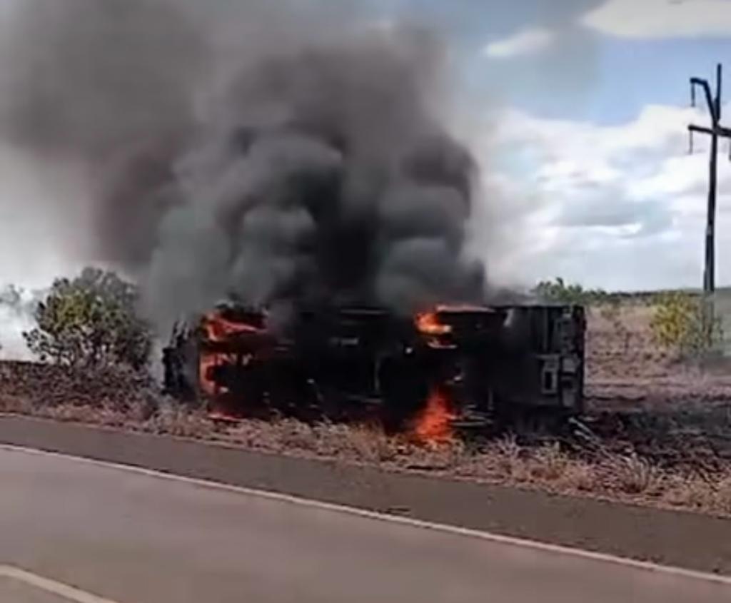 Caminhão do Exército tomba e pega fogo em rodovia de Roraima