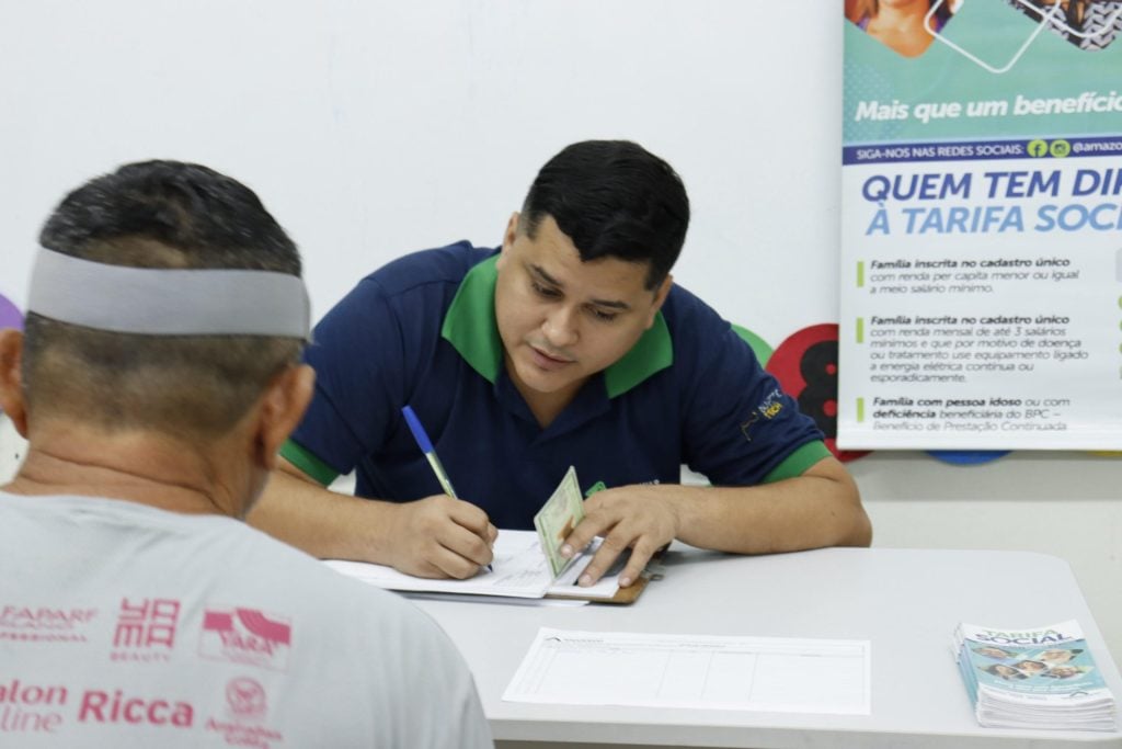 Amazonas Energia realizou atendimento itinerante, emissão de faturas, troca de titularidade, parcelamento de débitos, nova ligação e a Tarifa Social - – Foto: Francisca Brito/GNC