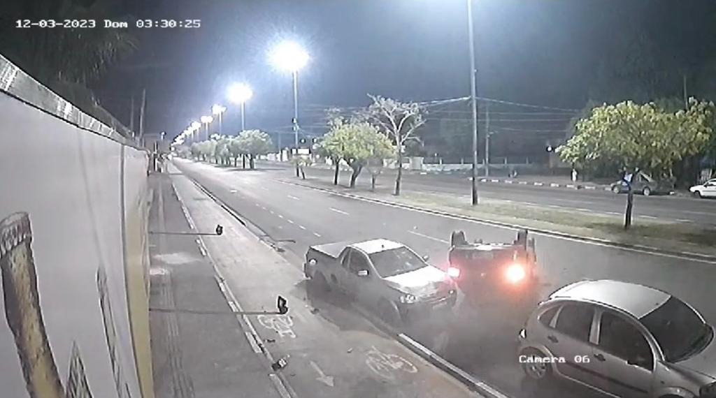 Carro capota após bater em picape estacionada em avenida de Boa Vista