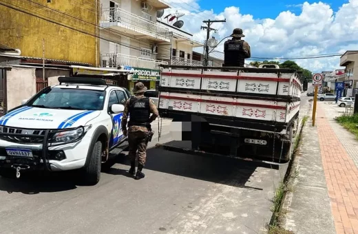 Caminhão com madeira ilegal é apreendido no interior do Acre