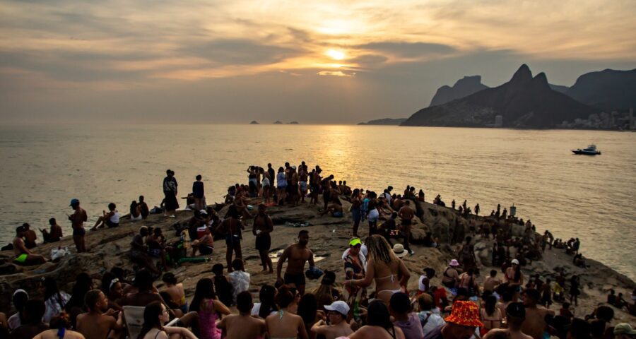 Por conta da forte onda de calor no Rio de Janeiro, população vai a orla da cidade- Foto: Érica Martini/ The News2/ Estadão Conteúdo