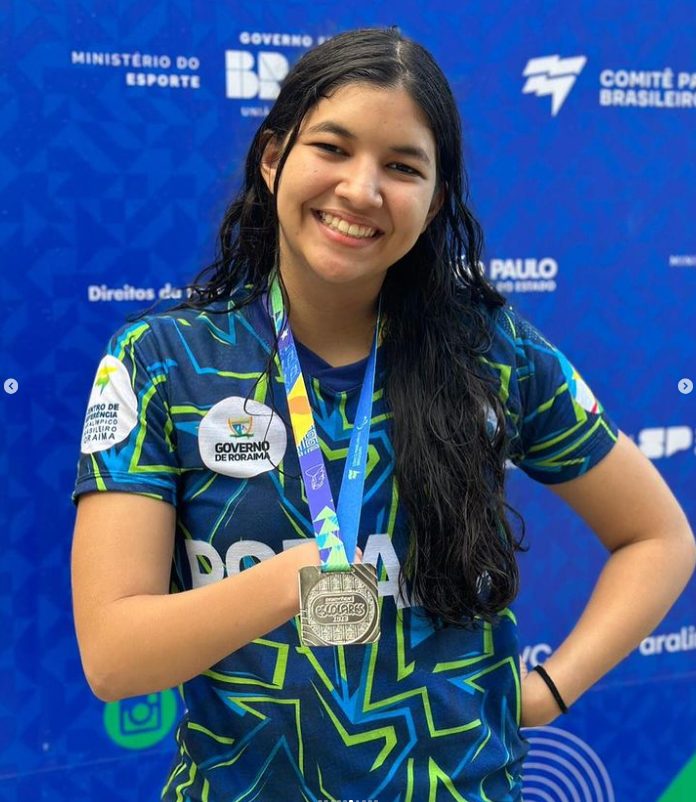 Atleta de natação Maria Clara, medalhista de prata na competição - Foto: Instagram Centro de Referência Paralímpica em Roraima