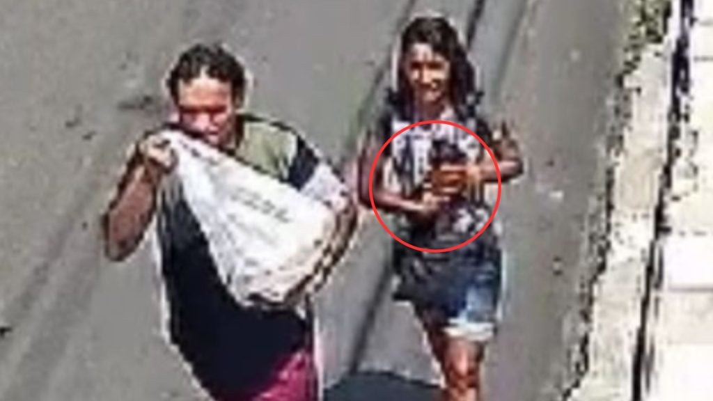 Vídeo mostra o momento em que o casal furta o cachorro em Manaus - Foto: Reprodução/Whatsapp