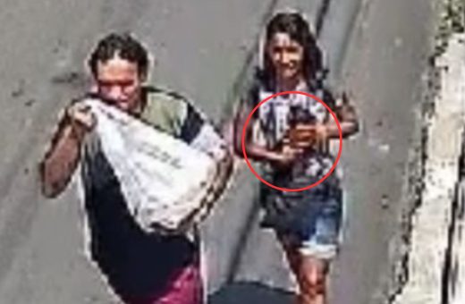 Vídeo mostra o momento em que o casal furta o cachorro em Manaus - Foto: Reprodução/Whatsapp
