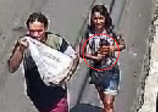 Vídeo mostra o momento em que o casal furta o cachorro em Manaus - Foto: Reprodução/Whatsapp