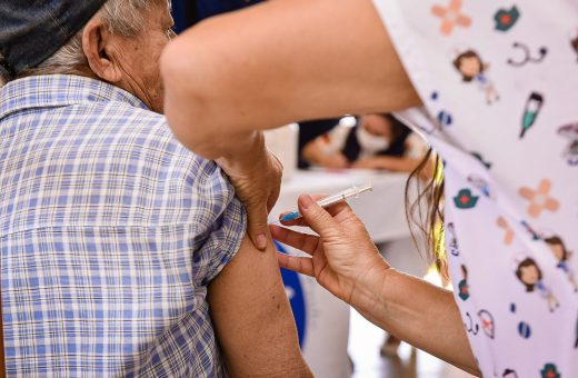 Cerca de 100 mil acreanos devem receber nova dose de vacina contra covid-19