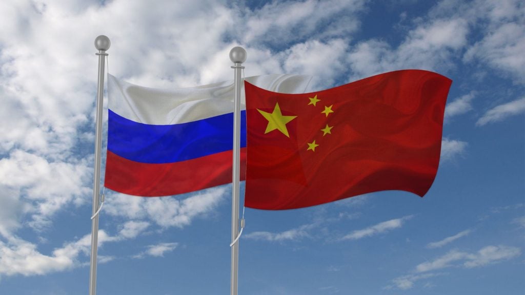 Rússia e China: O primeiro-ministro russo destacou que as reuniões entre os países 'aprofundaram uma parceria estratégica' - Foto: Reprodução/Canva