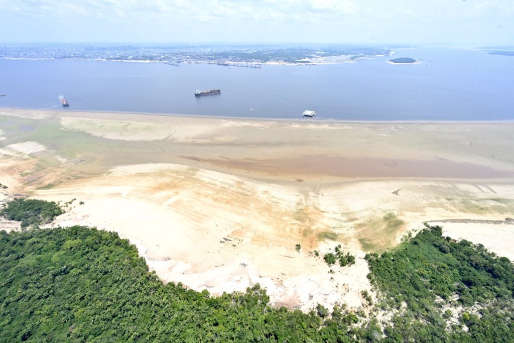 Vista aérea do transporte de cargas no Rio Negro próximo Comunidade de Catalão atingida pela estiagem em Manaus- Foto: Cadu Gomes/VPR