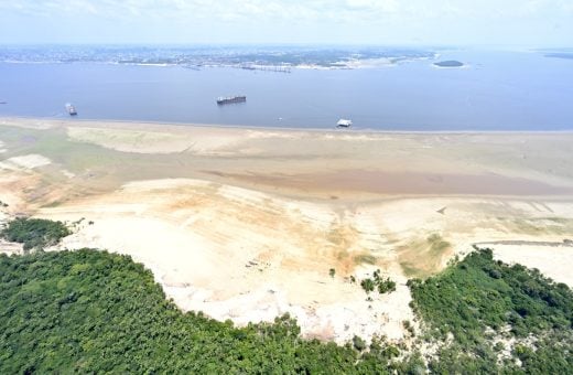 Vista aérea do transporte de cargas no Rio Negro próximo Comunidade de Catalão atingida pela estiagem em Manaus- Foto: Cadu Gomes/VPR