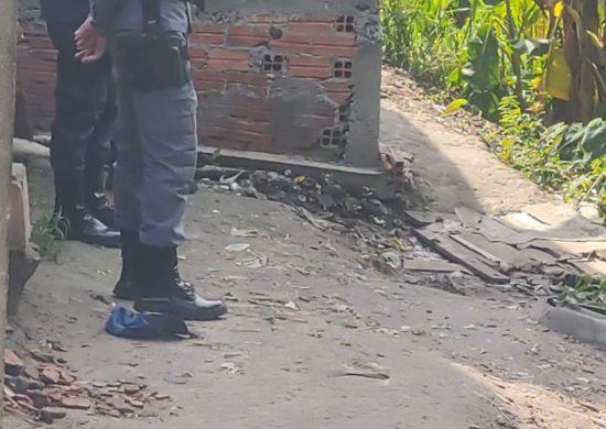 Corpo com marcas de tiros foi encontrado em uma área de mata no beco Samambaia - Foto: Reprodução/Whatsapp