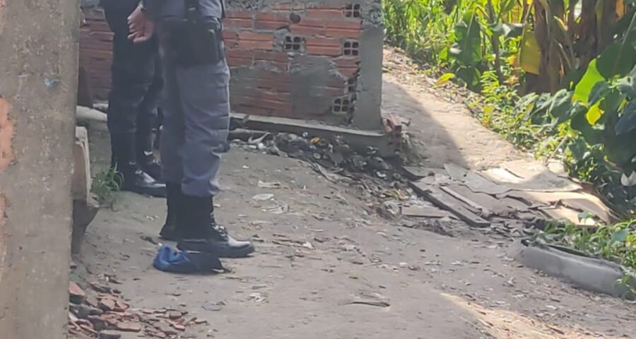 Corpo com marcas de tiros foi encontrado em uma área de mata no beco Samambaia - Foto: Reprodução/Whatsapp