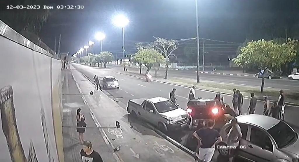 Carro capota após bater em picape estacionada em avenida de Boa Vista 