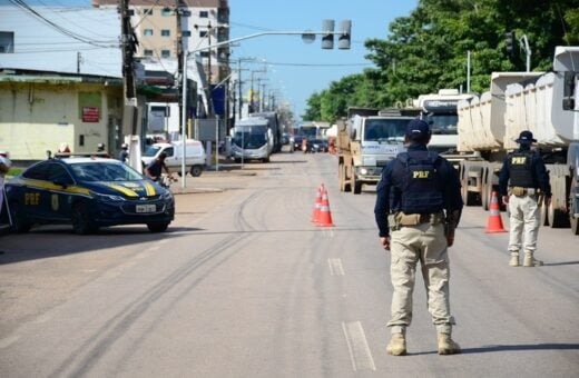 Diariamente, a Polícia Rodoviária Federal realiza fiscalizações de trânsito para garantir a segurança