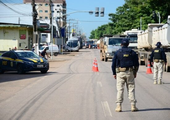 Diariamente, a Polícia Rodoviária Federal realiza fiscalizações de trânsito para garantir a segurança