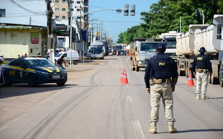 Diariamente, a Polícia Rodoviária Federal realiza fiscalizações de trânsito para garantir a segurança