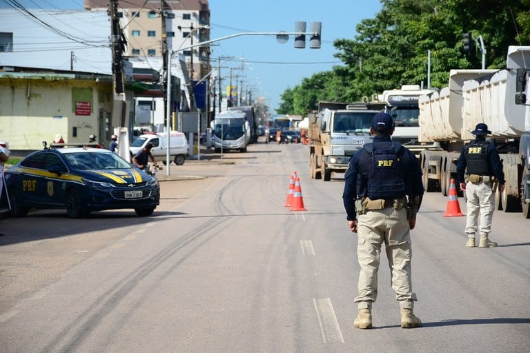 Diariamente, a Polícia Rodoviária Federal realiza fiscalizações de trânsito para garantir a segurança