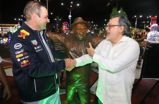 A Estátua do Amazonino Mendes é de tamanho real do ex-governador - Foto: Divulgação